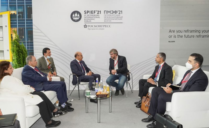 وزير الخارجية يجتمع مع رئيس مجلس الدفاع والسياسة الخارجية بروسيا الاتحادية