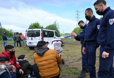 الشرطة الفرنسية تفكك أكبر مخيم للاجئين في كاليه