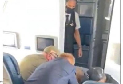 بالفيديو: تجربة مرعبة في الجو.. "مسافر جامح" يجبر طائرة على الهبوط اضطراريا