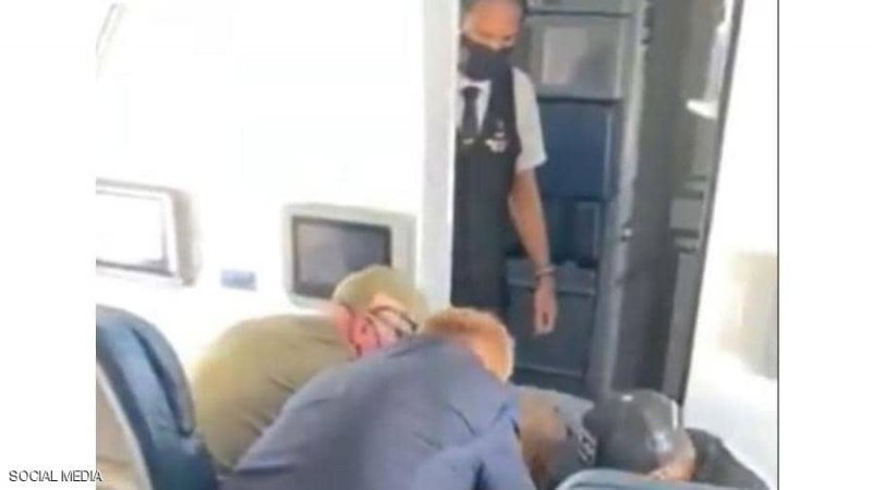 بالفيديو: تجربة مرعبة في الجو.. "مسافر جامح" يجبر طائرة على الهبوط اضطراريا