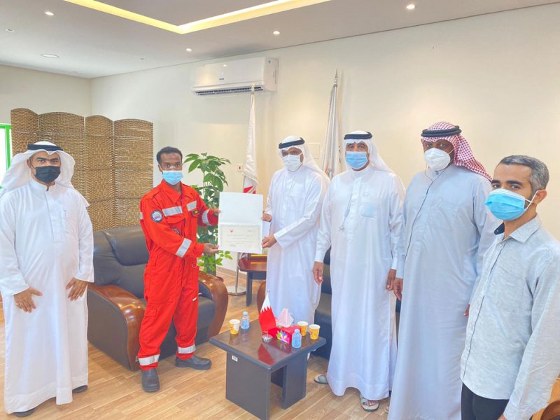 الظاعن يكرم مواطنا أنقذ عائلة تعرض منزلهم لحريق في عاشرة الشمالية