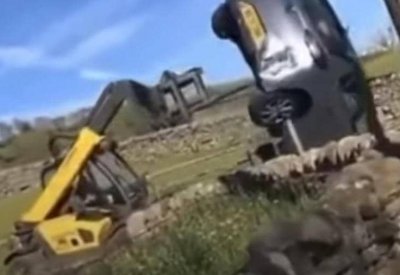 بالفيديو: مزارع غاضب يحطم سيارة باستخدام جرافة.. ما القصة؟