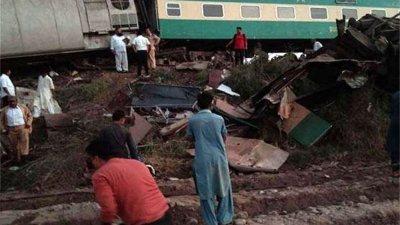عشرات القتلى في حادث تصادم قطارين بباكستان