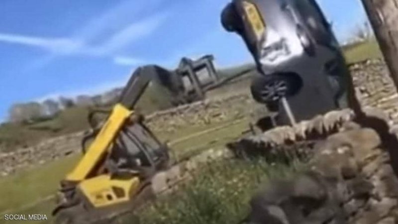 بالفيديو: مزارع غاضب يحطم سيارة باستخدام جرافة.. ما القصة؟