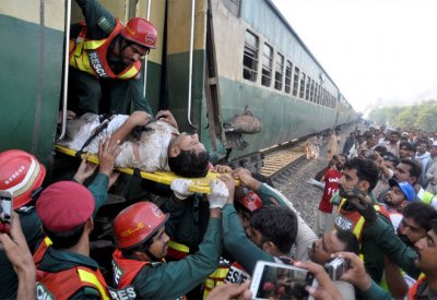 ارتفاع حصيلة حادث تصادم القطارين في باكستان إلى 62 قتيلا