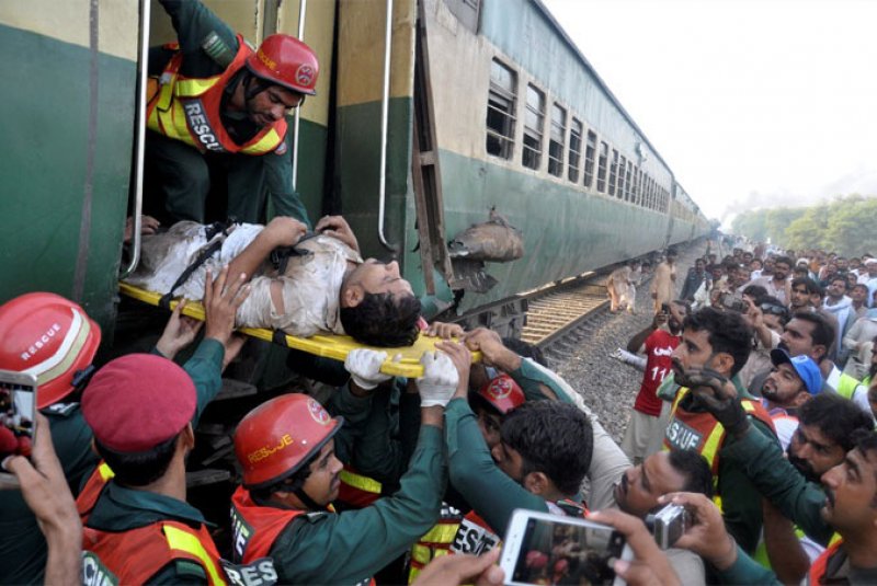 ارتفاع حصيلة حادث تصادم القطارين في باكستان إلى 62 قتيلا
