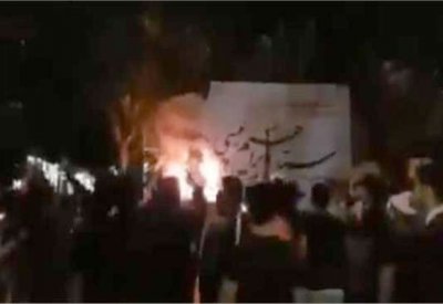 إيران.. محتجون يحرقون مقر المرشح الرئاسي "رئيسي" في محافظة جهار