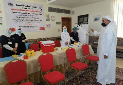محافظ الشمالية يحضر حملة تطعيم الجرعة الثانية لمكافحة جائحة كورونا لأعضاء نادي عبد الرحمن كانو لرعاية الوالدين والأهالي