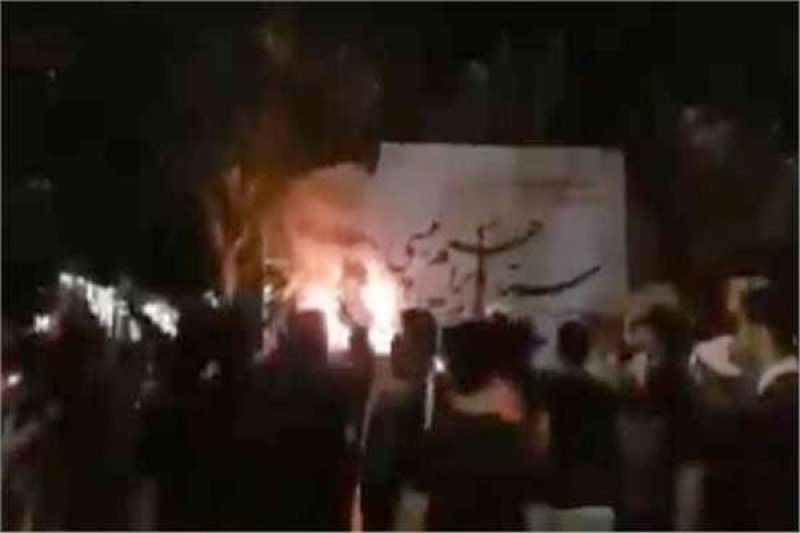 إيران.. محتجون يحرقون مقر المرشح الرئاسي "رئيسي" في محافظة جهار
