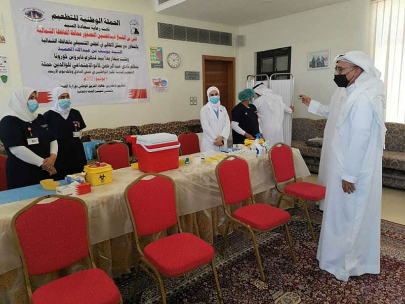 محافظ الشمالية يحضر حملة تطعيم الجرعة الثانية لمكافحة جائحة كورونا لأعضاء نادي عبد الرحمن كانو لرعاية الوالدين والأهالي