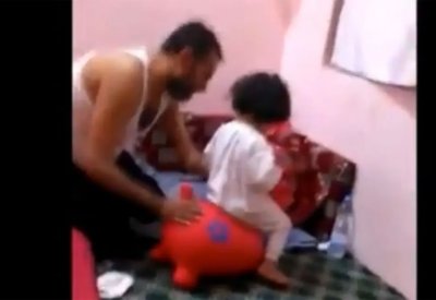 بالفيديو: جثتها تفحمت بمأرب.. الطفلة ليان تلهو مع والدها
