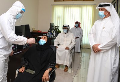 نائب محافظ المحرق يشهد عملية الفحوصات السريعة لفيروس كورونا للموظفين