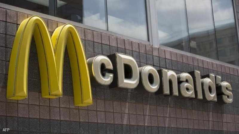 هدد بإعدام الجميع إن لم يحصل على وجبة