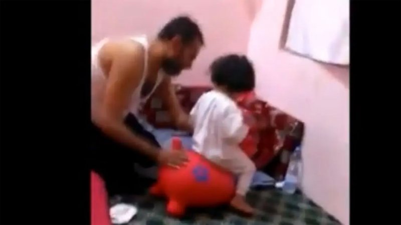 بالفيديو: جثتها تفحمت بمأرب.. الطفلة ليان تلهو مع والدها