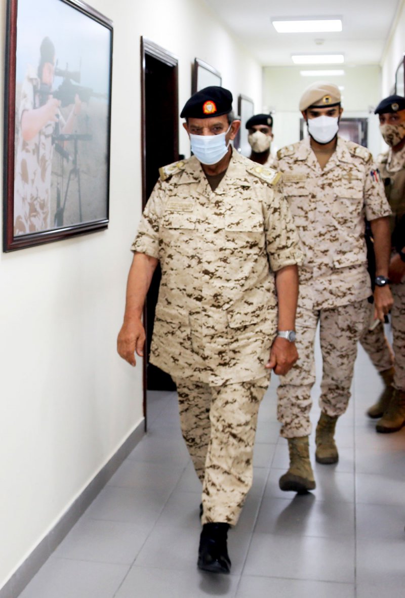 القائد العام يتفقد إحدى وحدات قوة دفاع البحرين