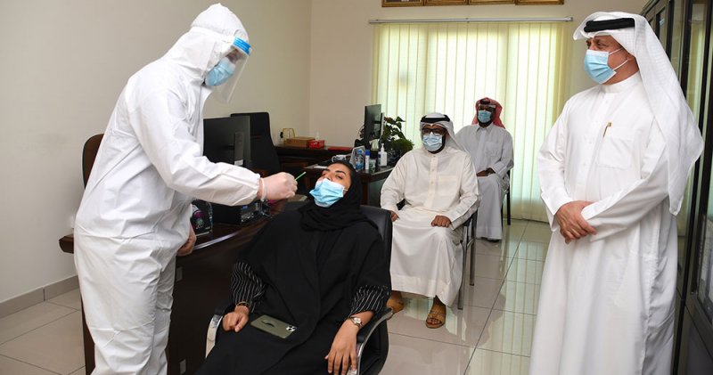 نائب محافظ المحرق يشهد عملية الفحوصات السريعة لفيروس كورونا للموظفين