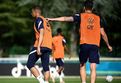 بوغبا ينفي وجود خلافات بين جيرو ومبابي