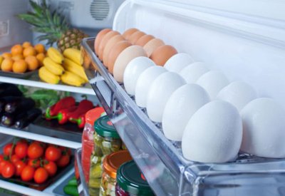 البيض بباب الثلاجة وبلا علبة.. خطأ نرتكبه وخطره مفاجئ