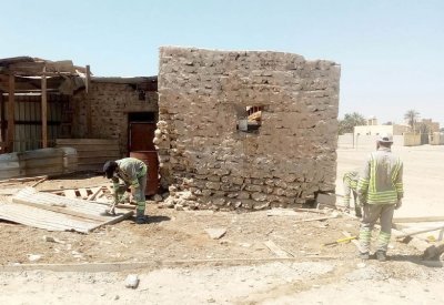 جرف بيوت تاريخية في “سترة” عمرها 900 سنة