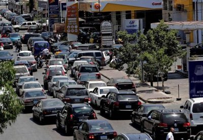 صيدليات ومحطات وقود تغلق أبوابها بسبب نقص الإمدادات في لبنان