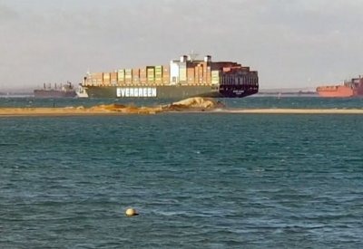 قناة السويس تطبق على "إيفرغيفن".. ما مصير البضائع؟