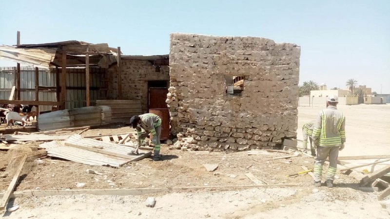 جرف بيوت تاريخية في “سترة” عمرها 900 سنة
