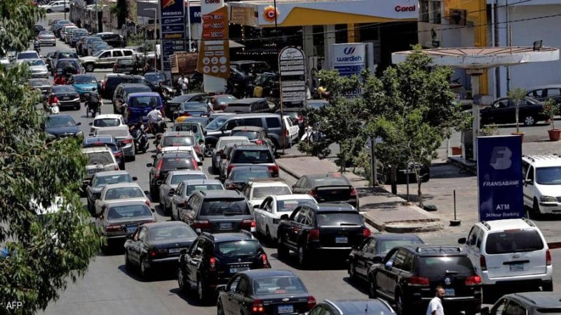 صيدليات ومحطات وقود تغلق أبوابها بسبب نقص الإمدادات في لبنان