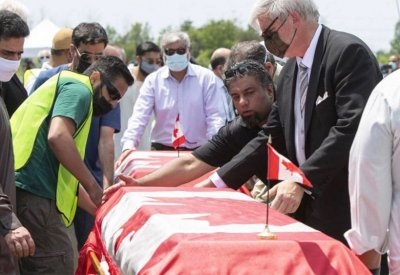 بالصور: "وداع حزين" للعائلة المسلمة في كندا