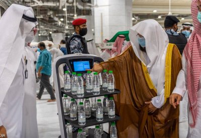 بالصور: روبوت ذكي يجوب الحرم المكي.. والهدف مياه زمزم