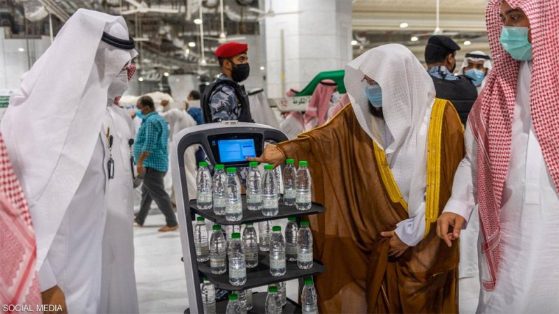 بالصور: روبوت ذكي يجوب الحرم المكي.. والهدف مياه زمزم