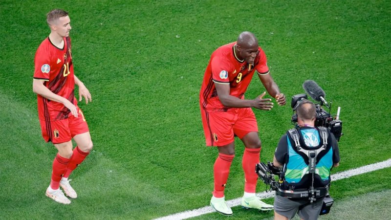 لوكاكو يهدي هدفه في مرمى روسيا إلى زميله إريكسن
