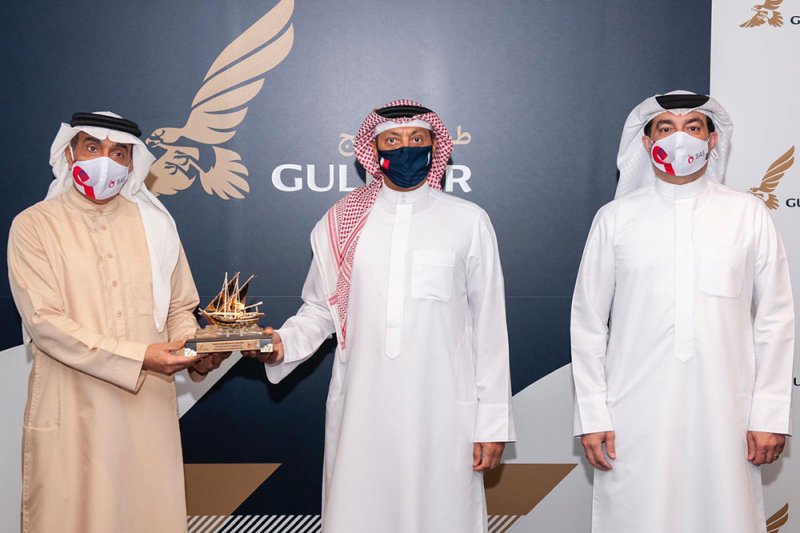 طيران الخليج تكرّم الرئيس التنفيذي السابق لشركة خدمات مطار البحرين