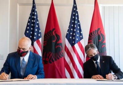 أمريكا وألبانيا توقعان مذكرة تفاهم في مجال أمن تقنية شبكات اتصال الجيل الرابع والخامس