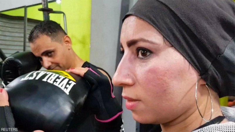 بالصور: مصرية تدرب الرجال على الملاكمة في ريف صعيد مصر