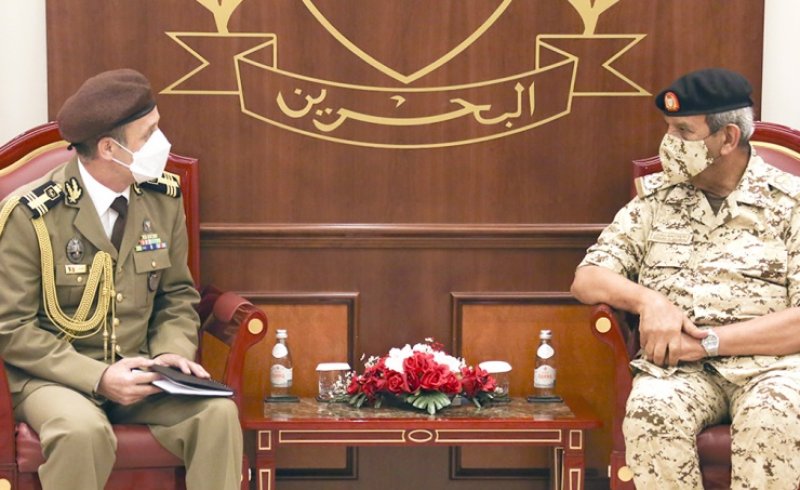 القائد العام لقوة دفاع البحرين يستقبل الملحق العسكري لجمهورية رومانيا