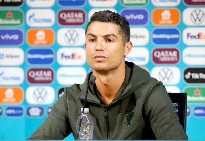 بالفيديو: لحظات غضب رونالدو.. وأول رد من "كوكا كولا"!