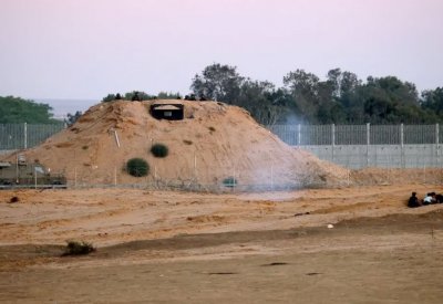 إسرائيل تطلق قنابل الغاز عند السياج الحدودي مع غزة