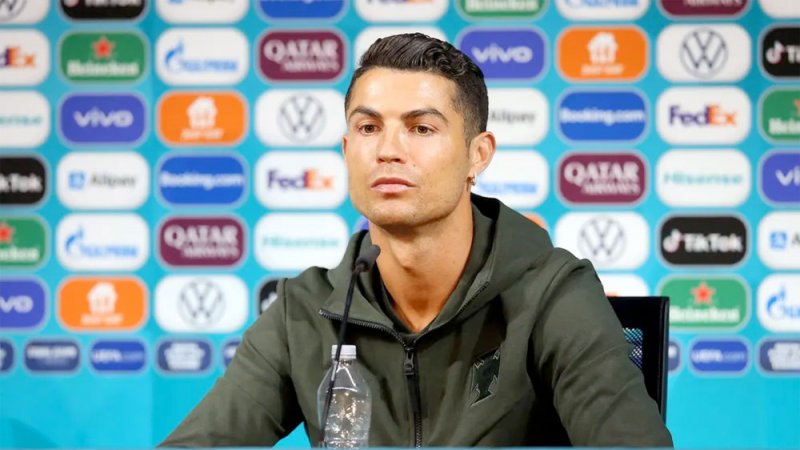 بالفيديو: لحظات غضب رونالدو.. وأول رد من "كوكا كولا"!