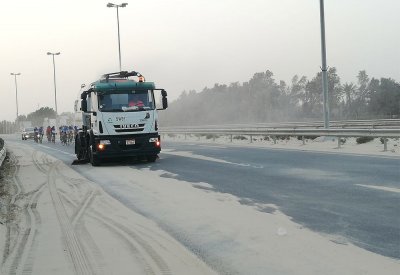 بلدية الجنوبية تزيل 42 شحنة رمال إثر موجة الغبار