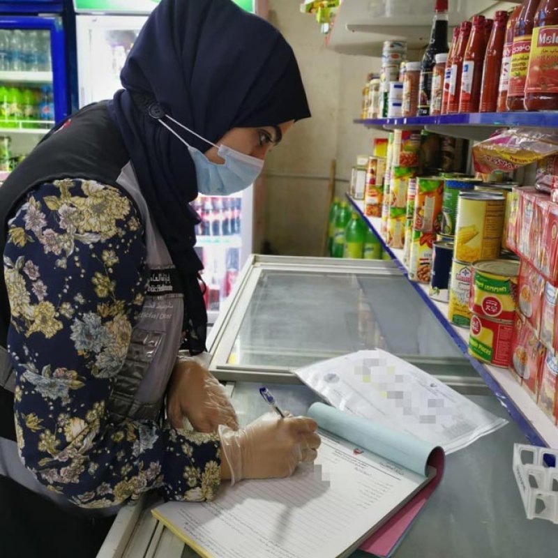 بالصور: "الصحة": حملات تفتيشية شملت 253 مطعمًا ومقهى ومخالفة 101 منها وإغلاق مطعم