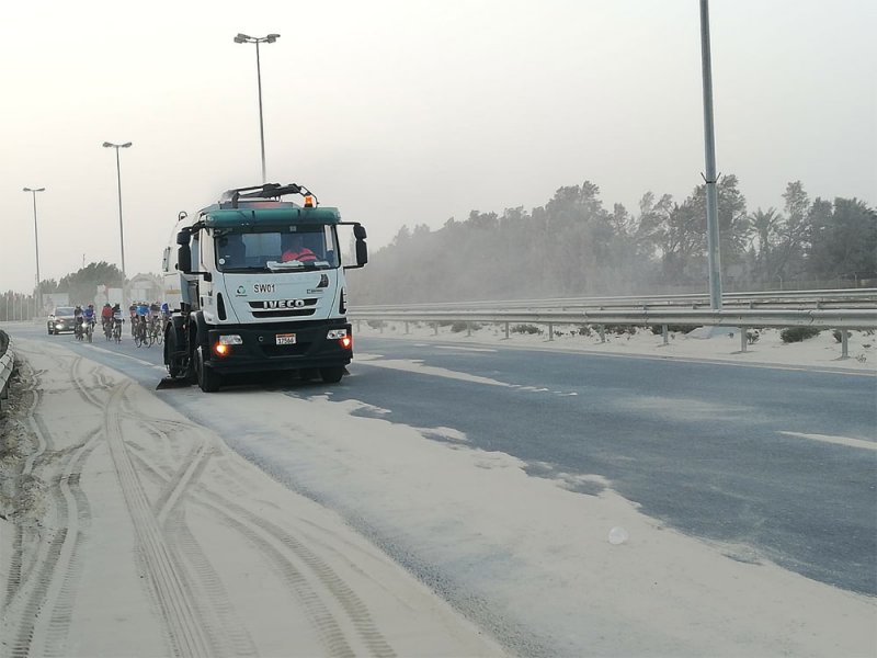 بلدية الجنوبية تزيل 42 شحنة رمال إثر موجة الغبار
