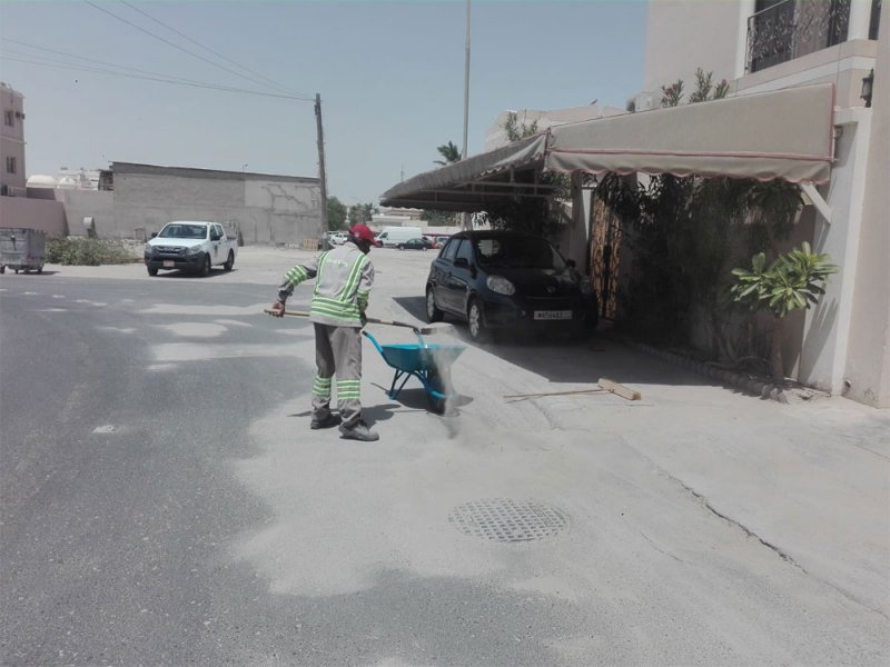 بالصور: أمانة العاصمة تزيل 55 شحنة من الرمال والمخلفات الزراعية