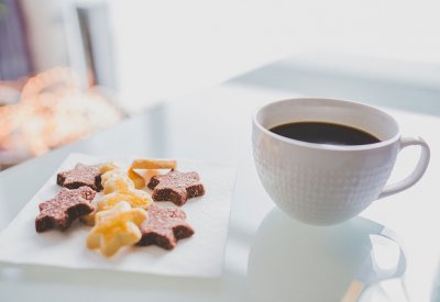 خطر تناول الحلوى مع كوب القهوة