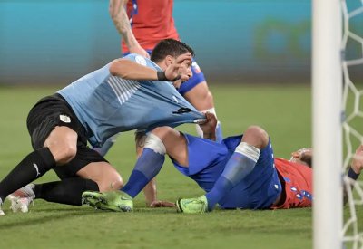 خطأ فيدال يمنح أوروغواي التعادل أمام تشيلي