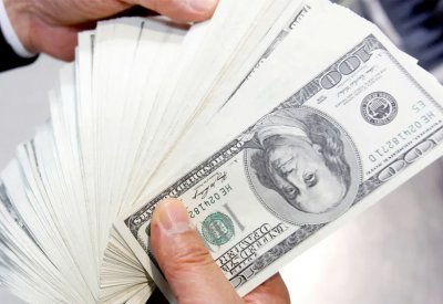 الدولار يهبط لأدنى مستوى في أسبوعين بعد تباطؤ التضخم بأميركا
