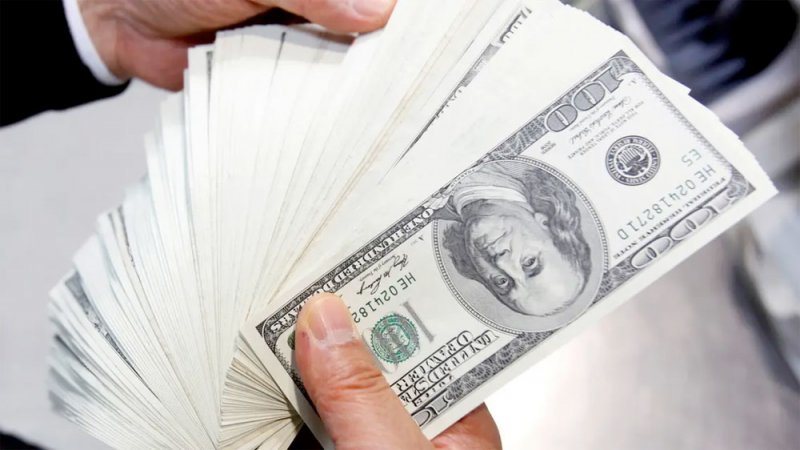 الدولار يهبط لأدنى مستوى في أسبوعين بعد تباطؤ التضخم بأميركا