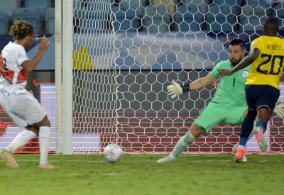 كاريو يمنح البيرو تعادلاً ثمينًا أمام الإكوادور
