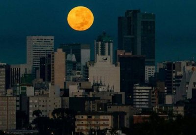 "قمر الفراولة".. العالم يترقب آخر "عملاق" هذا العام
