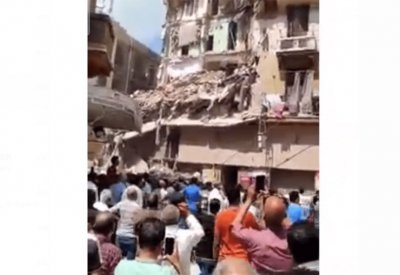 انهيار عقار مأهول بالسكان في الإسكندرية المصرية