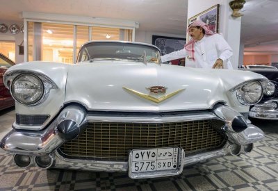 سعودي يمتلك 53 سيارة من الزمن الجميل